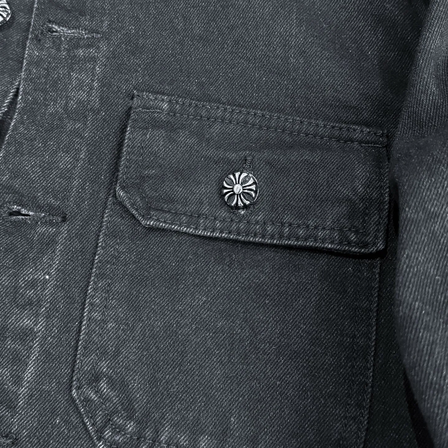 P260 (Correct version, top replica) CH Chromehearts 23ss denim cross-leather black and white jacket denim jacket. A super versatile denim jacket that is breathable, comfortable and elegant! The entire garment is made of super heavy-duty workmanship and is made of denim denim fabric imported from Japan. After the finished product is washed, the loss rate is extremely high! The whole body is made with old craftsmanship and the upper body is stylish! The body has multiple crosses and leather logos sewn on it! Because of the old craftsmanship, everything from gold five to three marks has been re-made with new molds, 100% restored to the original craftsmanship! All the leather characters are laser-aligned. The leather difference is definitely not the same as that of the super-fiber leather on the market. This year’s new sheep leather is used. The finished embroidery guarantees the quality of the entire product❗ It took nearly two months of back-and-forth production to get a satisfactory effect. The various cutting designs really took a lot of effort to achieve a satisfactory experience! The same style for men and women, great for couples!   Color: black with white label Size: S M L
